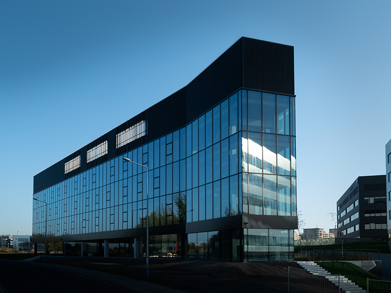 Budynek G należy do kompleksu biurowego Dot Office realizowanego przez Grupę BUMA na terenie Specjalnej Strefy Ekonomicznej Krakowski Park Technologiczny.